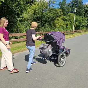 Spaziergang mit dem Rollstuhl