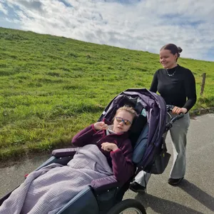 Spaziergang mit dem Rollstuhl am Deich