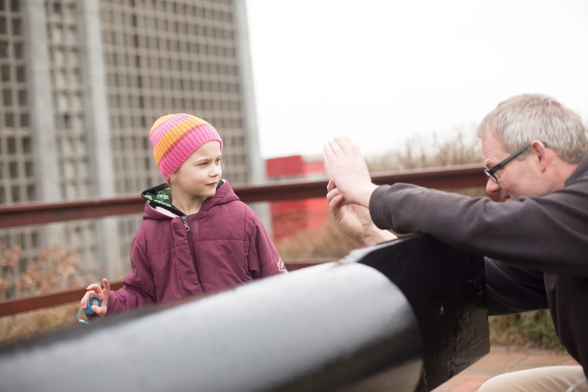 Vater und Tochter auf einer Brücke