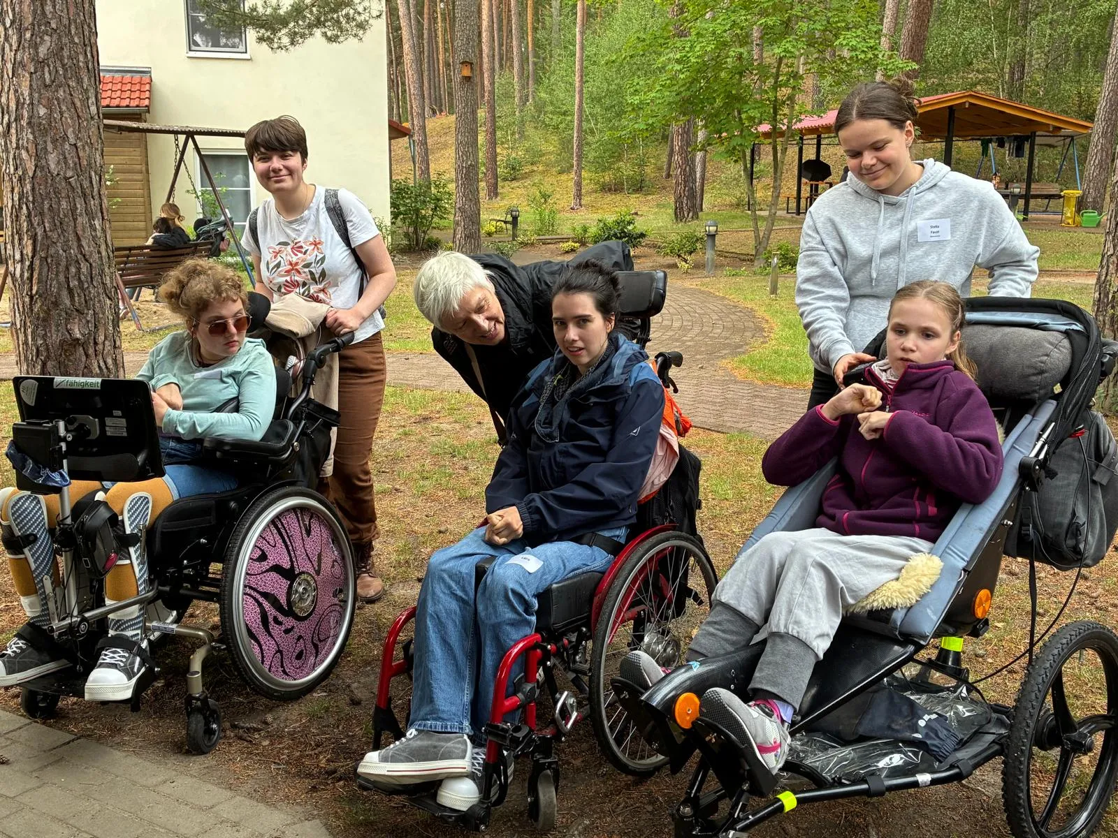 Drei Mädchen in ihren Rollstühlen bei einem Treffen