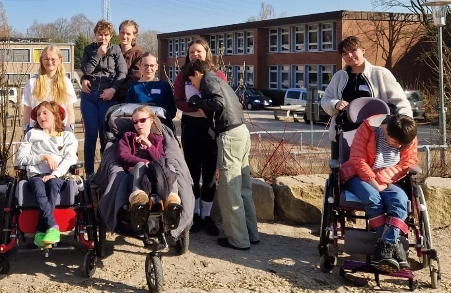 Gruppenfoto der Rett-Mädchen bei der Mitgliederversammlung 2025